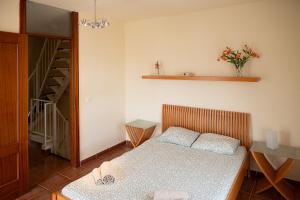 卡亚俄萨尔瓦赫VILLA ADELA的小房间设有床和楼梯