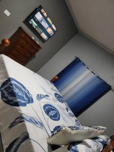 蒙特哥贝victory Luxury Suites的一间卧室配有一张带蓝白色枕头的床