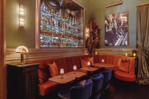 纽约苏豪区格兰德酒店的餐厅设有两张桌子和蓝色椅子