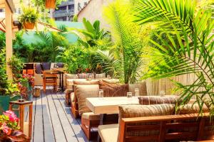 纽约苏豪区格兰德酒店的带沙发、桌子和植物的庭院