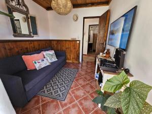 贝加德圣马特奥Casa Fuente Hervera的带沙发和平面电视的客厅