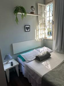 彼得罗波利斯Hotel Cidade Imperial的一间卧室配有一张带枕头的床
