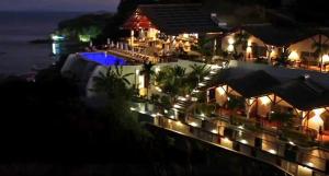 贝岛Andriana Resort & Spa的夜晚灯光下酒店的景色