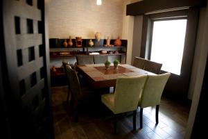 科米坦德多明格斯Hotel Internacional的一间带桌椅和窗户的用餐室