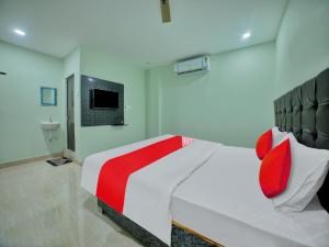 SPOT ON Sri Datta Grand Inn客房内的一张或多张床位