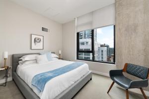 芝加哥Xl apartments at the GoldCoast- Cloud9-833的卧室配有床、椅子和窗户。