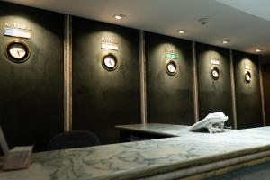 伊瓜苏圣拉斐尔舒适型酒店的一间墙壁上挂有钟的黑色墙壁客房