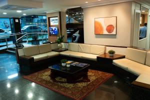伊瓜苏圣拉斐尔舒适型酒店的带沙发和咖啡桌的客厅