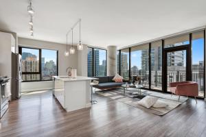 芝加哥Xl apartments at the GoldCoast- Cloud9-833的公寓设有带大窗户的客厅。