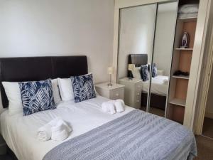 伦敦Stunning 2 Bed/2 Bath Flat in Waterloo, London的一间卧室配有带毛巾的床