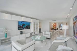 迈阿密Seas The Day! Complete Panoramic Water Views的客厅配有白色家具和平面电视