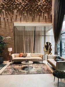 科威特Nakheel Residence Sabah Alsalem by House living的客厅配有两张沙发和一张桌子