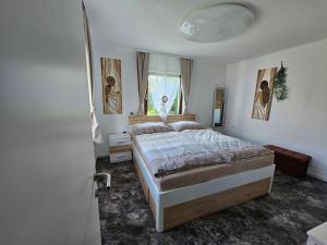 采尔特韦格Harti Haus的一间卧室设有一张床和一个窗口