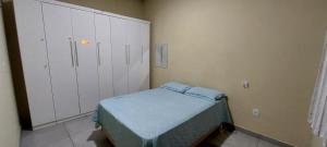 马拉巴Casa Completa com 2 Quartos e Garagem的一间医院,配有一张床和橱柜