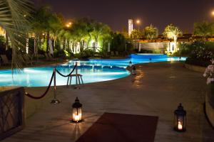 门多萨艾斯普兰德门多萨酒店的夜晚的游泳池,灯光蓝色