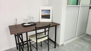 La Palma Coliving的餐桌、椅子和画面