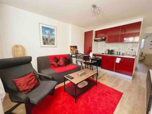 圣吉欧梅斯Appartement Ensoleillé à 15 minutes de Paris的带沙发和红色地毯的客厅