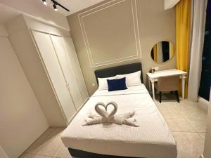 吉隆坡Axon Residence By Perkasa Suites的一间卧室配有一张床,拥有心灵装饰