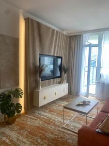 米兹多洛杰Bel Mare Resort ekskluzywny apartament dla wymagających klientów的客厅配有梳妆台上的电视