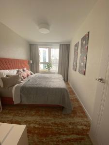米兹多洛杰Bel Mare Resort ekskluzywny apartament dla wymagających klientów的一间卧室设有一张床和一个窗口