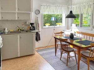 Lur4 person holiday home in H STVEDA的厨房以及带桌椅的用餐室。