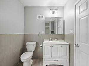 匹兹堡Oakland/University @G Modern and Bright Private Bedroom with Shared Bathroom的白色的浴室设有卫生间和水槽。