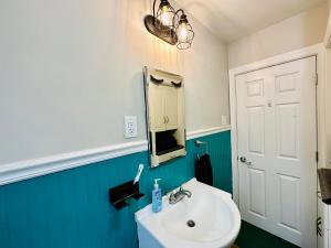 樱桃山Campu’s House - HOME SWEET HOME in Cherry Hill的浴室设有白色水槽和镜子
