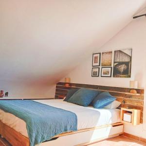 EsteponaSelwo Studio的一间卧室配有一张带蓝色枕头的大床