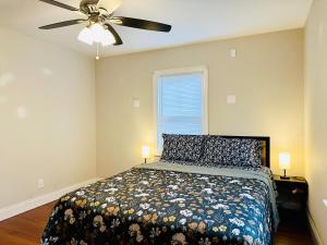 樱桃山Campu’s House - HOME SWEET HOME in Cherry Hill的一间卧室配有一张床和吊扇