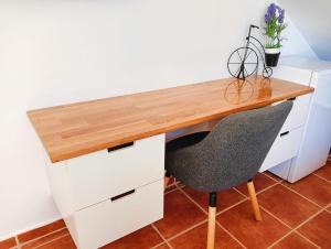 EsteponaSelwo Studio的一张桌子和椅子