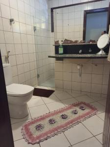 纳塔尔Hostel Atairú的浴室设有卫生间、镜子和地毯。