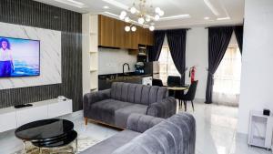 拉各斯Delight Apartments - Oniru VI的客厅配有沙发和桌子