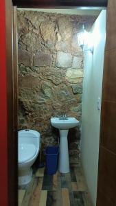 萨卡特卡斯Casa Flores的石质浴室设有水槽和卫生间