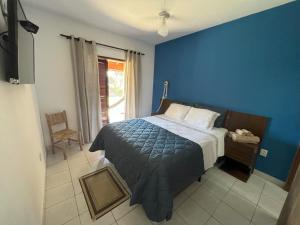 若阿诺波利斯Pousada San Lorenzo的一间卧室配有一张蓝色墙壁的床