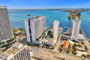 迈阿密Cloud Nine! Direct Water Views of Bay & Ocean!的城市的空中景观,建筑和水