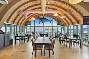 迈阿密Cloud Nine! Direct Water Views of Bay & Ocean!的用餐室设有桌椅和窗户。