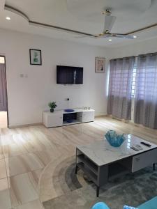 阿克拉Pool House Retreat in Accra的客厅配有桌子和电视