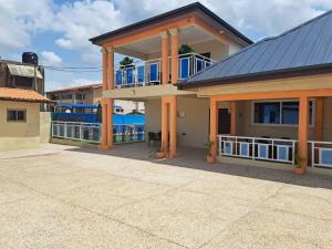 阿克拉Pool House Retreat in Accra的带阳台的蓝色屋顶房屋