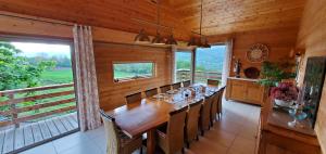 圣雷热雷梅累兹“拉库斯蒂”住宿加早餐旅馆的用餐室配有长木桌子和椅子