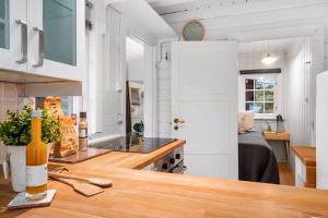 桑讷菲尤尔Familievennlig hytte ved populært badevann!的厨房设有白色的墙壁和木制台面