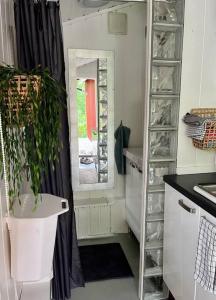 桑讷菲尤尔Familievennlig hytte ved populært badevann!的厨房设有窗户和植物水槽