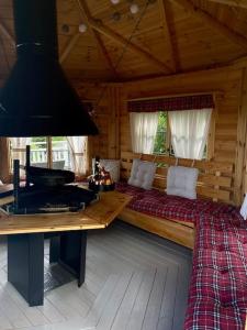 桑讷菲尤尔Familievennlig hytte ved populært badevann!的小屋内带床和炉灶的房间