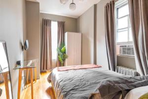 纽约Amazing 1Br in Manhattan的一间卧室设有一张床和一个窗口