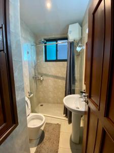 达累斯萨拉姆Homely 2-Bedroom at Victoria Place的浴室配有卫生间、盥洗盆和淋浴。