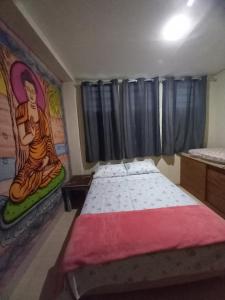 圣保罗Hostel Trilhas e Rotas - a 150m da Avenida Paulista的一间卧室配有一张壁画床