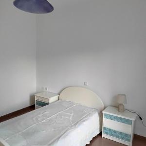 瓦西利卡Παραθαλάσσια εξοχική κατοικία的一间卧室配有床和2个床头柜