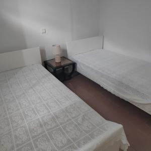 瓦西利卡Παραθαλάσσια εξοχική κατοικία的配有两张床铺的客房设有一张边桌