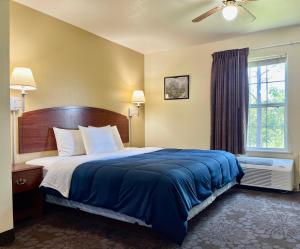 麦卡莱斯特Candlelight Inn & Suites Hwy 69 near McAlester的酒店客房设有床和窗户。