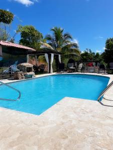 圣塞瓦斯蒂安Casa Campo Bed & Breakfast的度假村内的大型蓝色游泳池