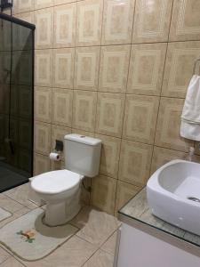 布卢梅瑙Hostel Portal da Montanha的一间带卫生间和水槽的浴室